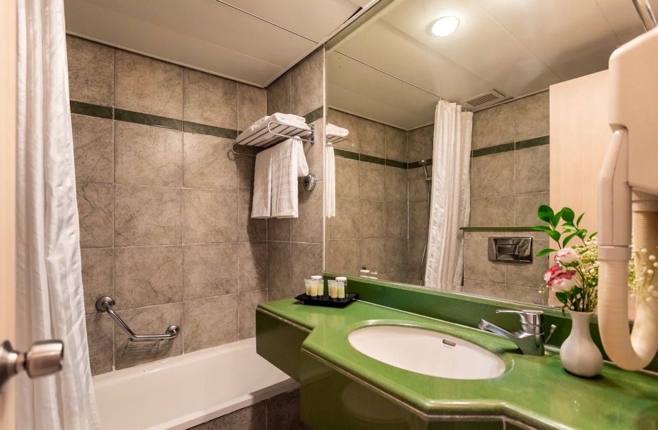 מלון נוף כנרת - מקלחת ושירותים בחדר סטנדארט